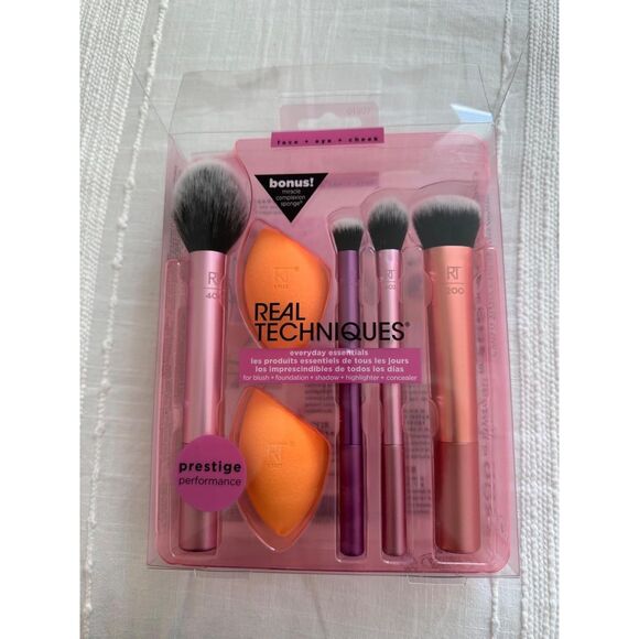 Real Techniques 6 Piece Makeup Brush Set Includes 4 Brushes & 2 Makeup Sponges - Picture 5 of 5